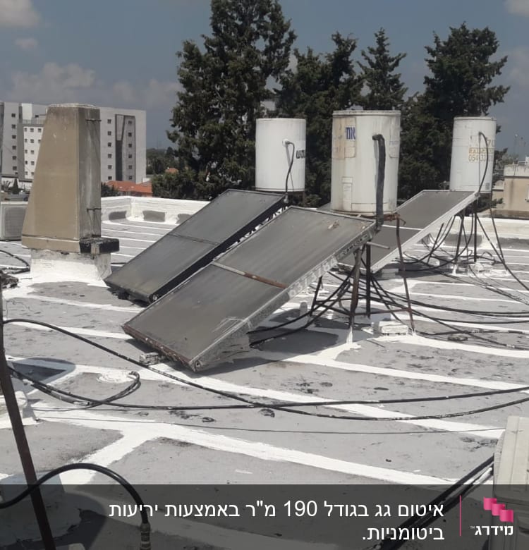 גג עם איטום לבן, דודי שמש וקולטים